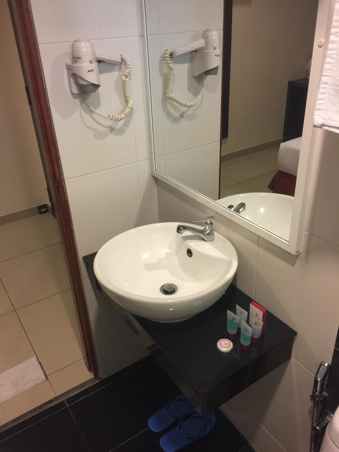 Premierz Hotel Лабуан Екстер'єр фото